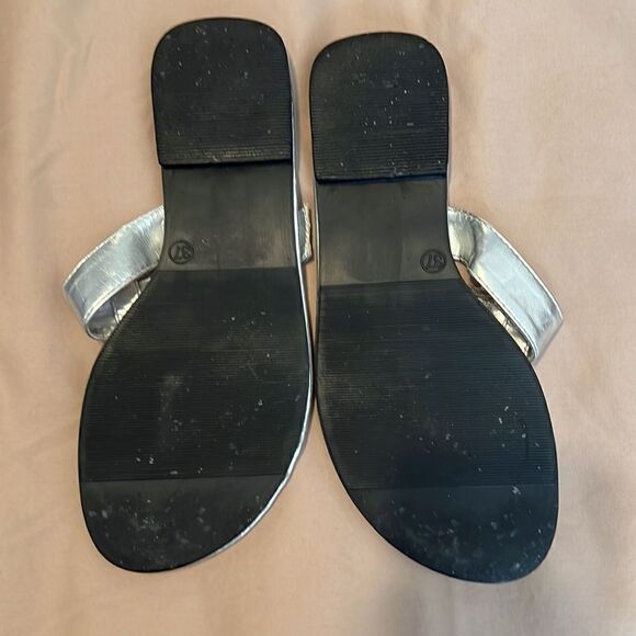 JENI silver flip flops w/adjustable buckle worn 4x GUC - Picture 5 of 9